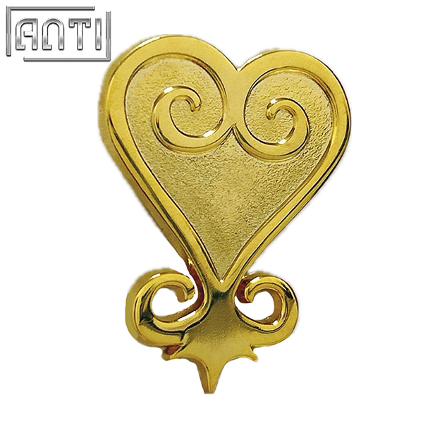 Supplier Interesting Gold Heart Pin Company Logo Advertising Pattern Family Crest Gold Metal Soft Enamel Badge For Friend Gift