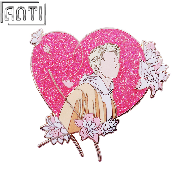 Custom Handsome Men Pink Glitter Heart Design Lapel Pin South Korea\'s Handsome Stars Gold Metal Zinc Alloy Badge For Friend Gift