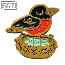 Bulk Cartoon Cute Bird Design Pin High Quality Funny Bird Mother And Bird Trough Gold Metal Soft Enamel Badge For Friend Gift